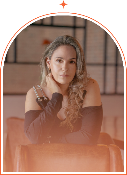 Imagen de Rocio De Dominics posando con un bolso