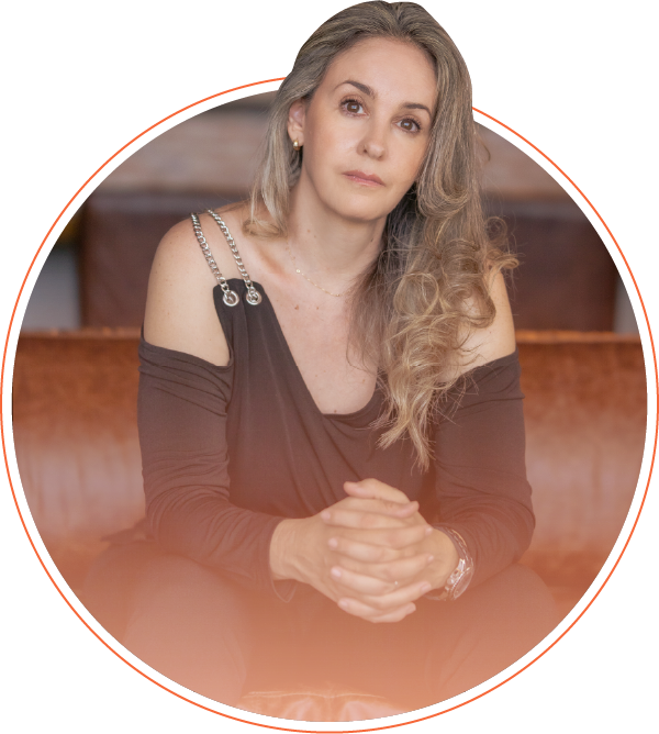 Imagen de Rocio De Dominics posando con un bolso
